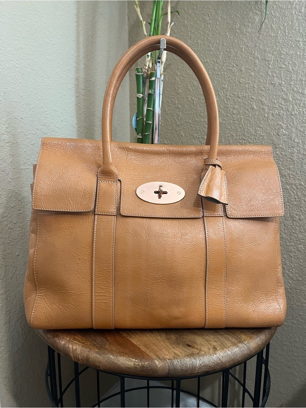 MULBERRY GLOSSY WRINKLED PATENT WARM CARAMEL/TAN LEATHER BAYSWATER - Picture 1 of 16